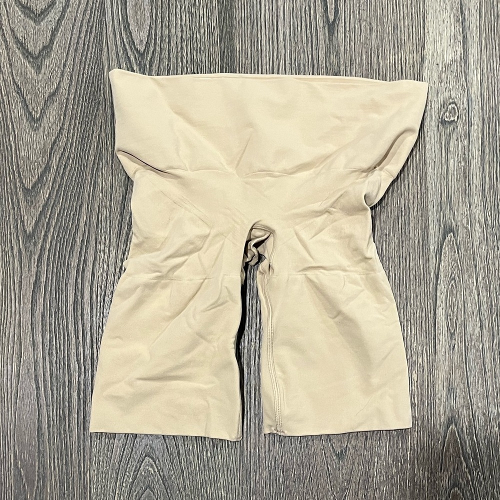 NWOT Skims Seamless Sculpt Mid Thigh Shorts High Waist Shapewear Sand Size S